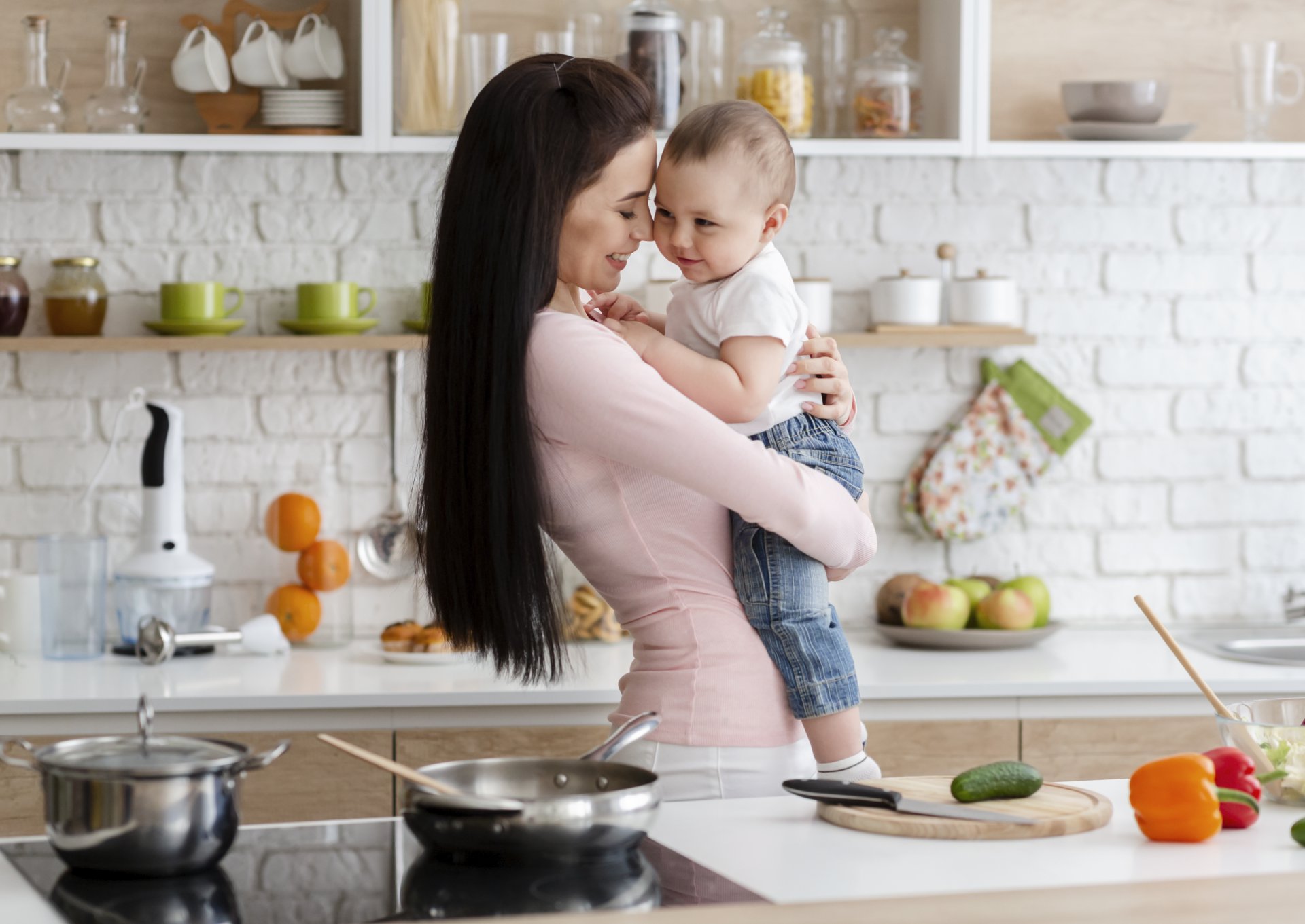 Mama i bebe vo kujnata